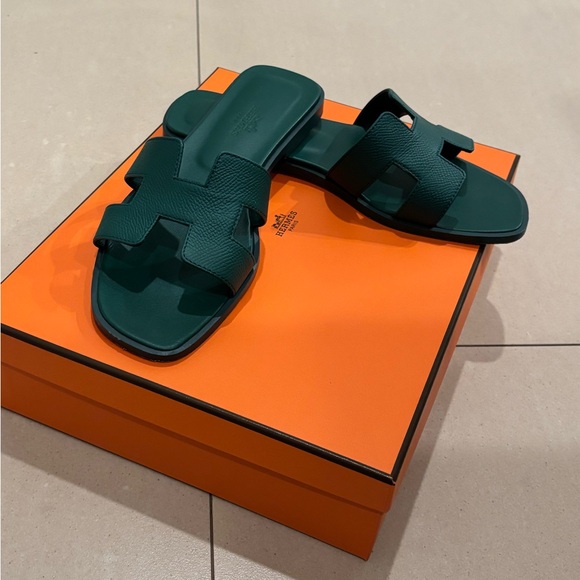 Hermes Shoes - HERMES ORAN “H” flat sandal in Vert Oyat pebbled leather Size 36 1/2 EU, EUC